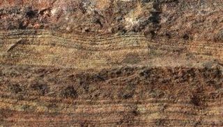 ظهور ماسات دقيقة في تكوين الصخور المتحولة في اليابان