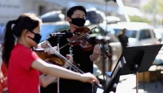 أوركسترا نيويورك الفلهرمونية تؤدي معزوفات في الشارع