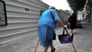 بعكازها.. عجوز إيطالية في الـ92 من عمرها تتصدى لمحاولة سرقة