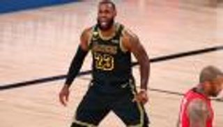 تألق ليبرون جيمس يقود ليكرز لإسقاط روكتس بدوري السلة الأمريكي