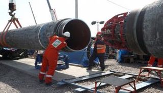 عمال في موقع بناء خط أنابيب نورد ستريم 2 - رويترز