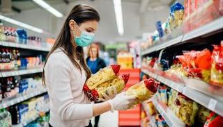 خبراء يؤكدون عدم أهمية ارتداء القفازات في السوبر ماركت