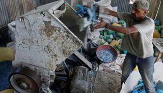  عامل في مصنع شمال قطاع غزة - رويترز 