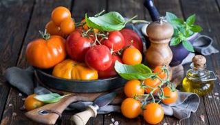 الخضراوات الحمراء والصفراء