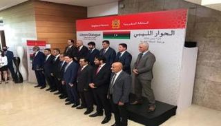 لقطة جماعية للفرقاء الليبيين في الرباط