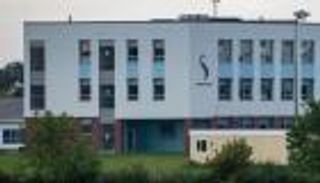 شبح كورونا يهدد مدارس بريطانيا.. إغلاق وعزل ذاتي 