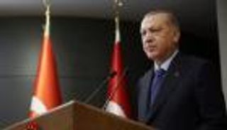 الليرة تنهي أسطورة اقتصاد أردوغان.. وإعلام تركي: الرئيس يعيش بكوكب آخر