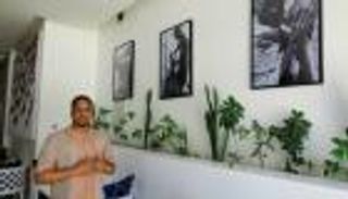 عمر الإيطالي يعالج جروح الخراب بأنامل الجمال في مقديشو