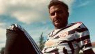 رغم أنف بيكهام.. قميص الحمار الوحشي يغضب جماهير مانشستر يونايتد 