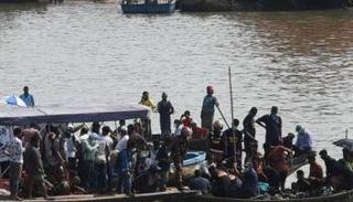 قارب يقل ركابا بنهر في بنجلاديش - أرشيفية