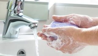  غسل اليدين بالماء والصابون يقي من فيروس كورونا
