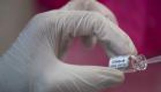 عدوى كورونا.. مطالبات بتلقيح "الموزعين الصامتين" قبل كبار السن