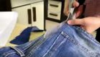 فلسطينية تحارب كورونا بسراويل الجينز القديمة