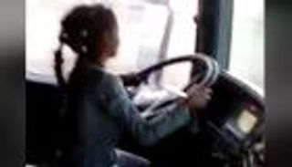 فيديو كارثي لطفلة تقود شاحنة.. والأمن المصري يُحقق