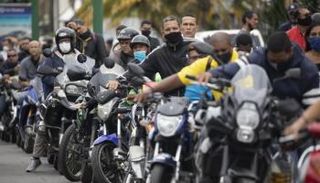 فنزويليون ينتظرون أمام محطة وقود - أسوشيتد برس