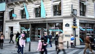 صفقة شراء "إل في إم إتش" لصانع المجوهرات "تيفاني" على المحكّ