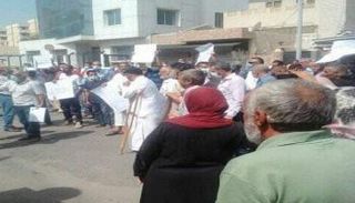 مظاهرات موظفي الشركات المتعثرة أمام مقر حكومة السراج في ليبيا