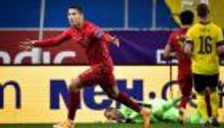 سيرك ومهرجون ومهنئون.. الهدف 100 من كريستيانو رونالدو إلى العالم