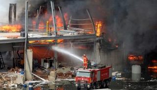 رجال الإطفاء في موقع الحريق