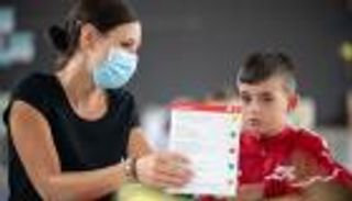 بالصور.. إبداعات التباعد بعد العودة للمدارس حول العالم