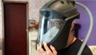 خوذة ذكية للتعايش مع كورونا.. تتيح الأكل واللمس