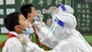 وفيات كورونا تتجاوز 900 ألف والكشف عن أسباب توقف تجارب اللقاح