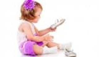 نصيحة خبير: اترك طفلك حافيا بلا حذاء حتى هذه السن