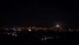 الدفاعات الجوية السورية تتصدى لغارة سابقة - رويترز