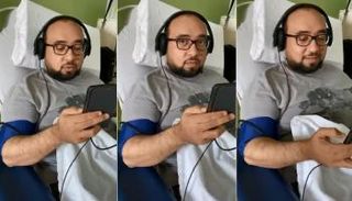 المعلم السعودي خلال تدريسه لطلابه عن بعد