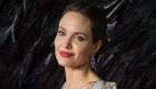 فيديو.. أنجلينا جولي تفاجئ طفلين يدعمان اليمن بـ"عصير الليمون"