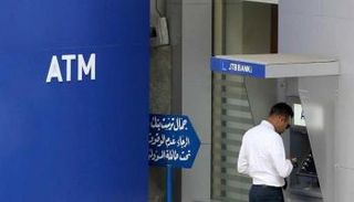 لبناني أمام ماكينة صراف آلي