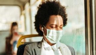 سيدة ترتدي كمامة للوقاية من عدوى كورونا - أرشيفية