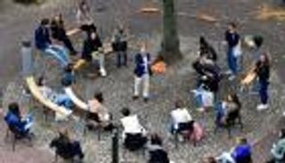 بالصور.. جامعة تحارب كورونا بحصص دراسية في الشوارع