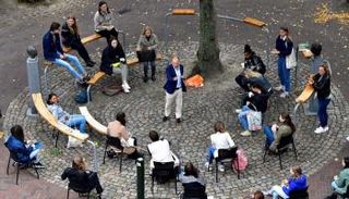 الصف الدراسي في ساحة الكنيسة