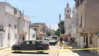 عناصر من الأمن التونسي خلال ضبط أحد الإرهابيين - أرشيفية