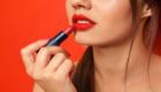 كورونا يقسو على أحمر الشفاه.. ما السر؟