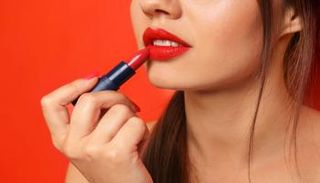 تراجع مبيعات أحمر الشفاه بسبب كورونا