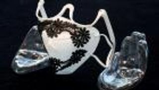 بالصور.. قائد أوركسترا يصمم كمامة "موسيقية" لرواد الحفلات