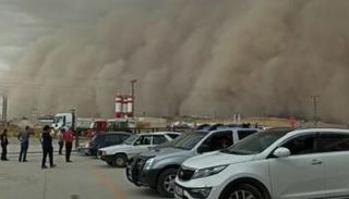 العاصفة الرملية تغطي سماء أنقرة