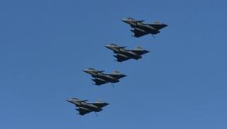 سرب من مقاتلات الرافال الفرنسية - رويترز