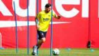 ميسي يظهر في قائمة برشلونة.. ودلالة جديدة على رحيل سواريز