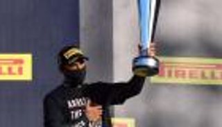 بعد قناع أوساكا.. قميص بريونا تايلور يزين تتويج هاميلتون في فورمولا 1