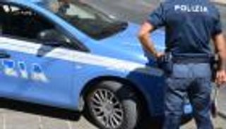 لص متنكر يستعين بـ"سلاح كورونا" لسرقة بنك