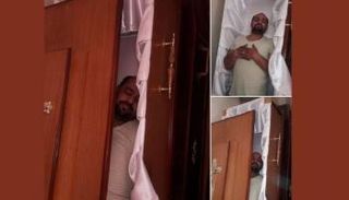 الشاب المصري أثناء التقاط الصور