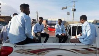 مجموعة من طلاب الثانوية بالسودان في طريقهم إلى لجان الامتحانات