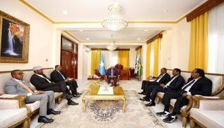 فرماجو ورؤساء الولايات خلال لقائهم في مقديشو