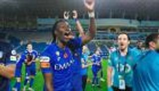 الاحتفالات بريئة من كورونا الهلال.. و4 لاعبين خارج حسابات النصر