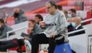 بالصور.. ليدز يكرم "المجنون" بيلسا بجدارية عملاقة