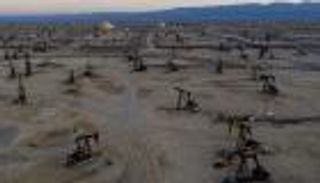 العاصفة "سالي" تقفز بالنفط وتهدد خليج المكسيك