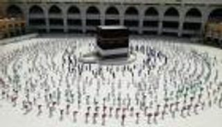 السعودية تستعد لإعلان خطة إعادة العمرة تدريجيا